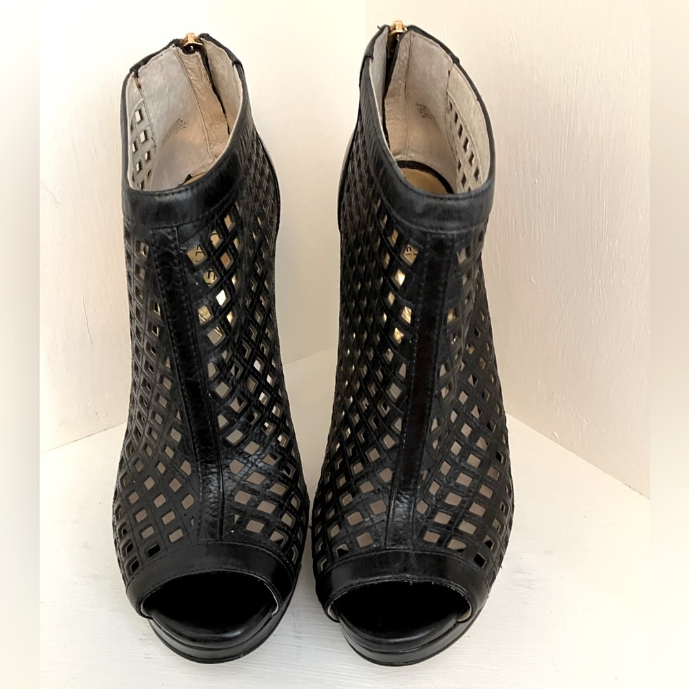 Michael Kors Graham Cutout Bootie, black leather with gold details, size 8 - Picture 6 of 12